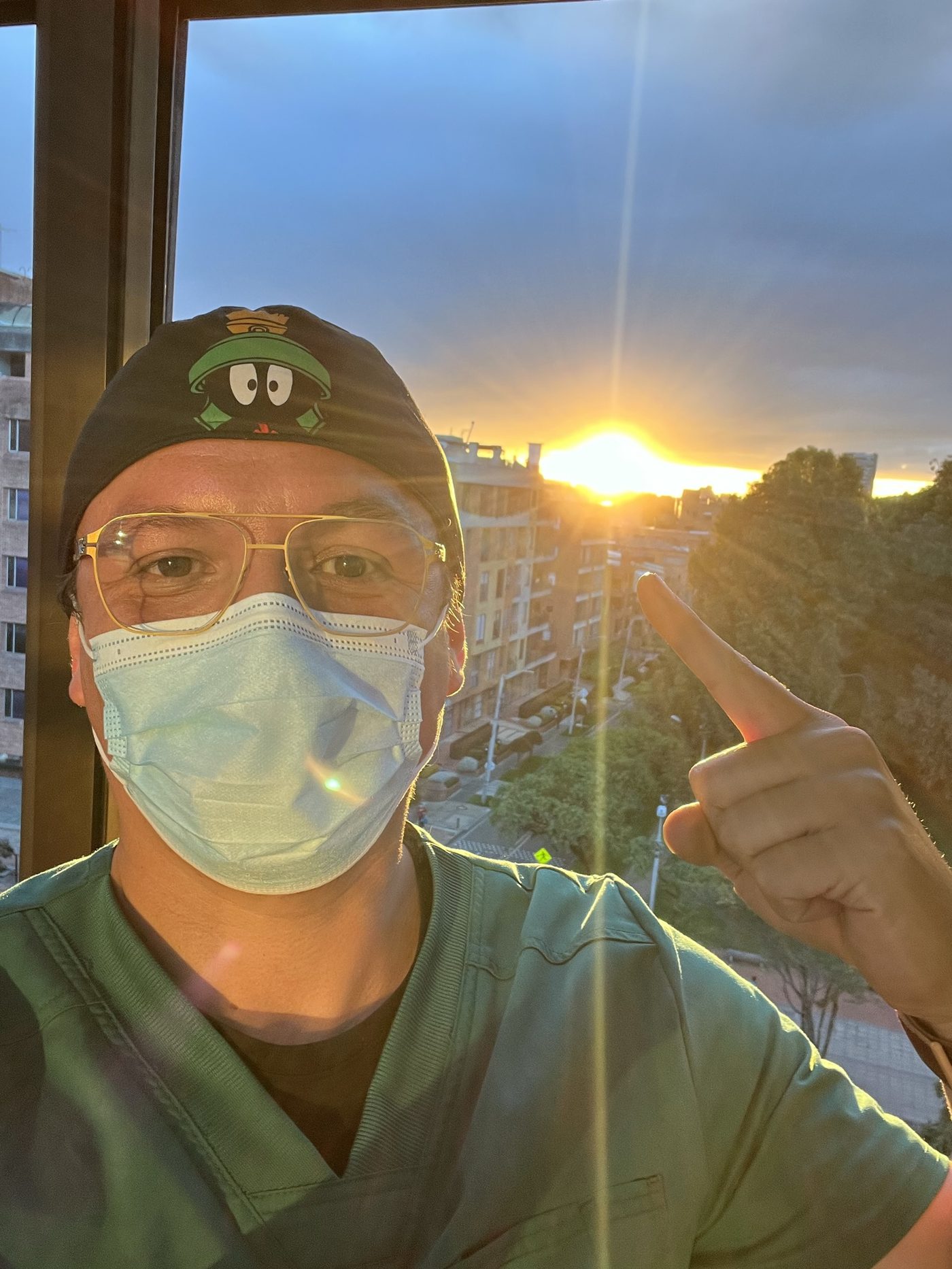 Arley Guarín en el consultorio, junto a tecnología Straumann